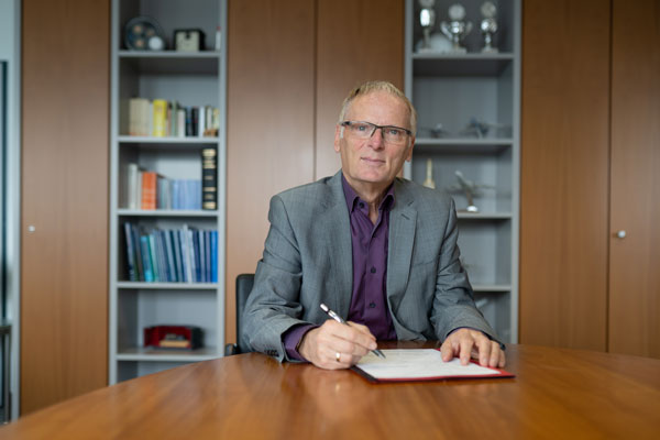 Jochen Homann, Präsident der Bundesnetzagentur, genehmigt Vertragsunterzeichnung der neuen Liegenschaft in Cottbus