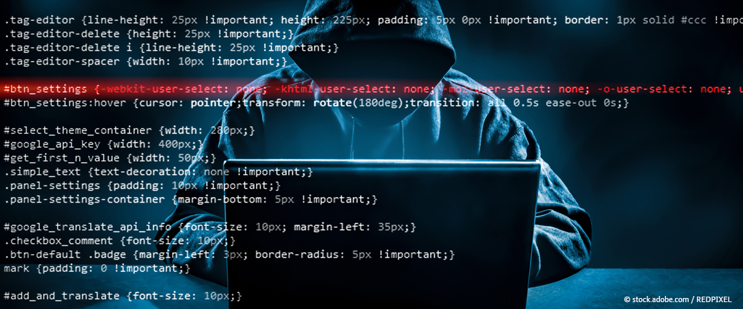 Hacker an einem Rechner im Hintergrund, HTML-Codes im Vordergrund.